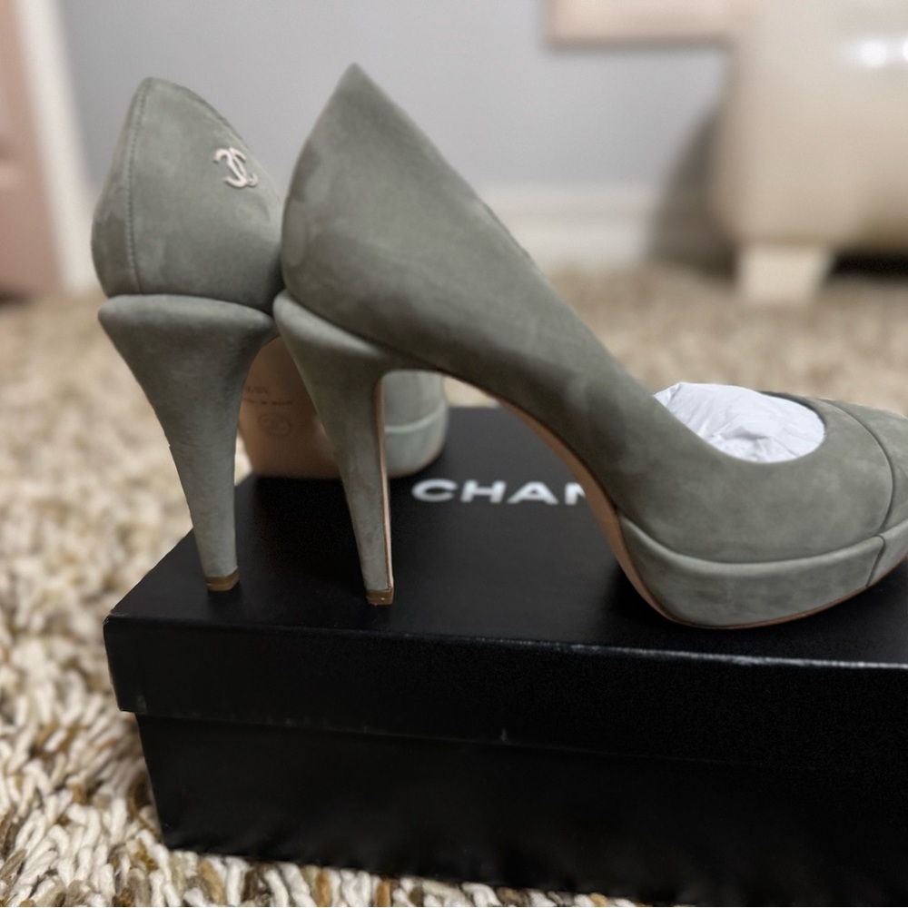 Chanel Women's Khaki/Grey Pumps BRAND NEW, tried on once - Picture 3 of 5
